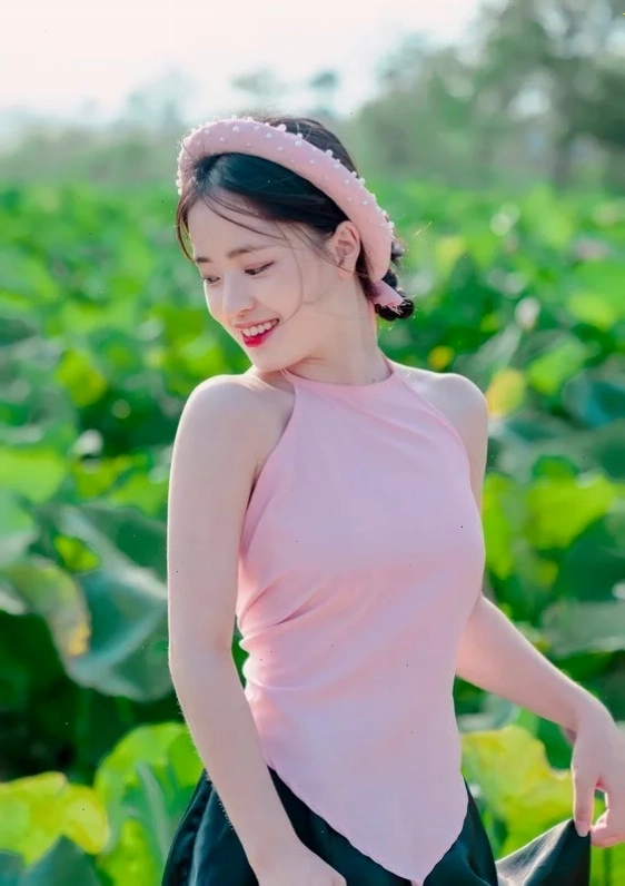 gái xinh mặc áo yếm bên bờ hồ