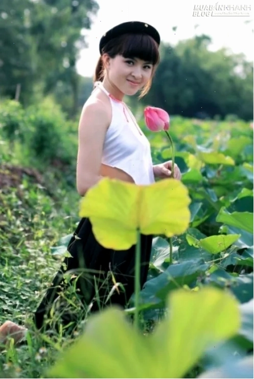 gái xinh mặc áo yếm bên dòng suối