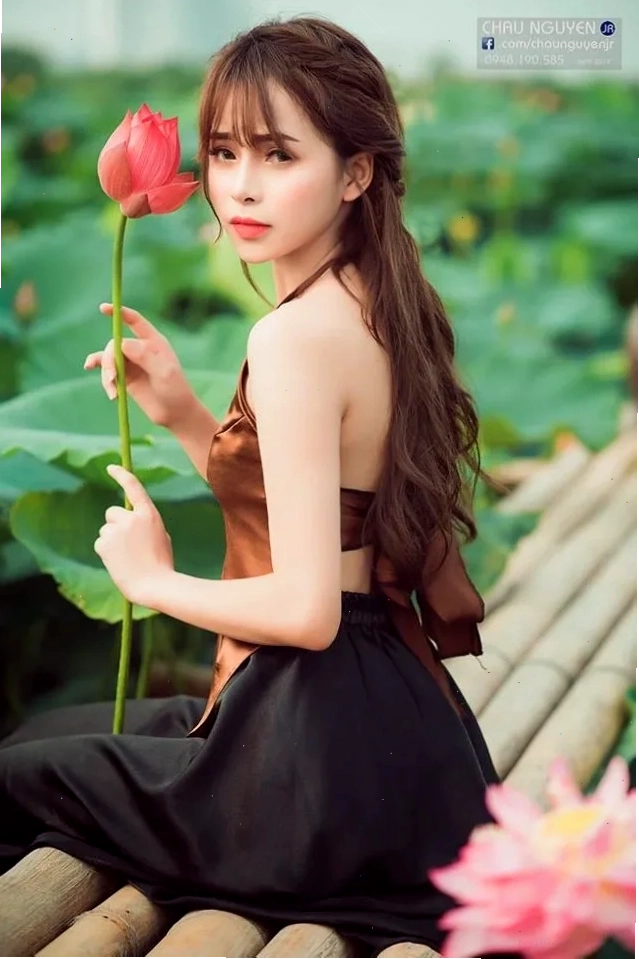 gái xinh mặc áo yếm bên hoa đào