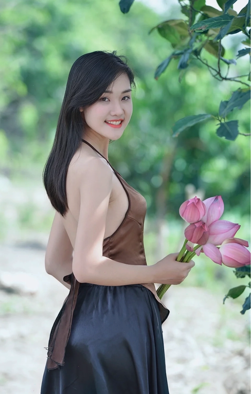 gái xinh mặc áo yếm chụp cùng nhạc cụ dân tộc