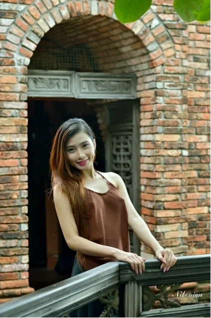 gái xinh mặc áo yếm chụp góc cận mặt