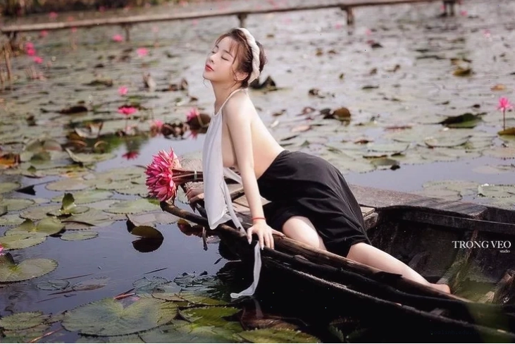 gái xinh mặc áo yếm chụp kiểu truyền thống