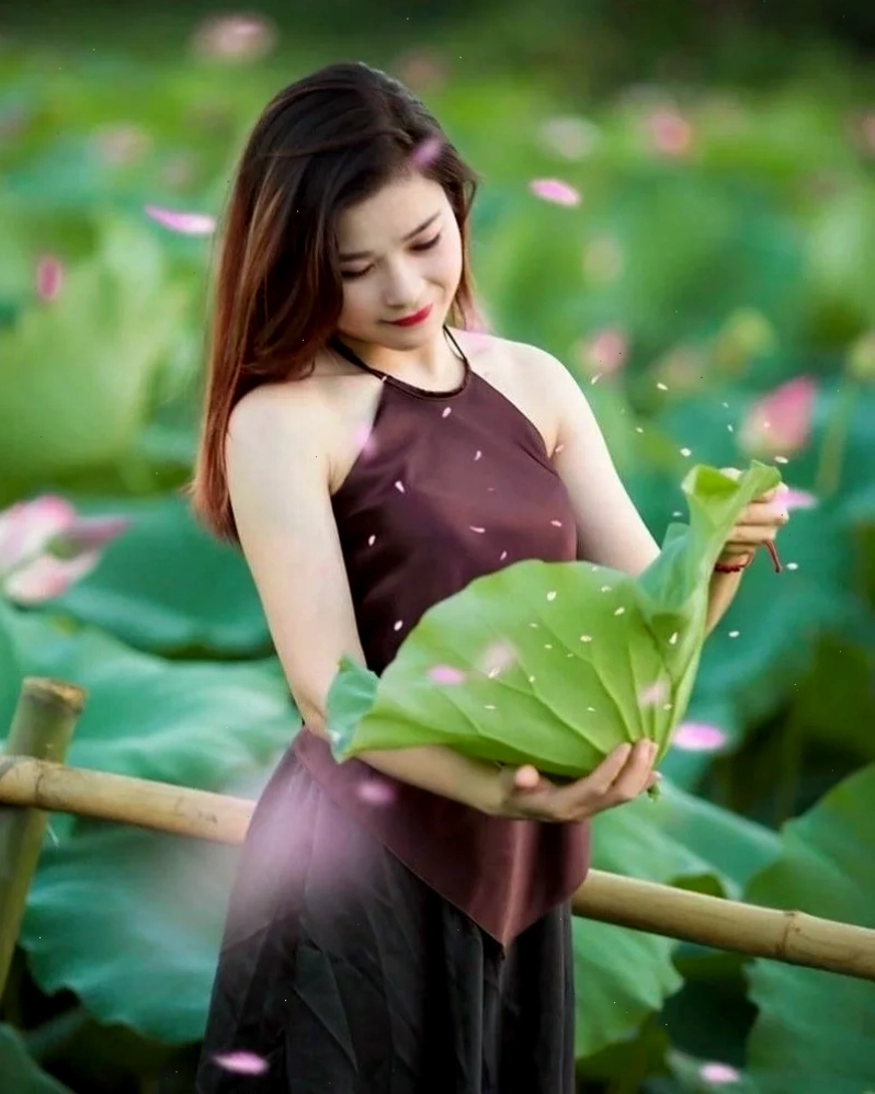 gái xinh mặc áo yếm cùng khăn vấn
