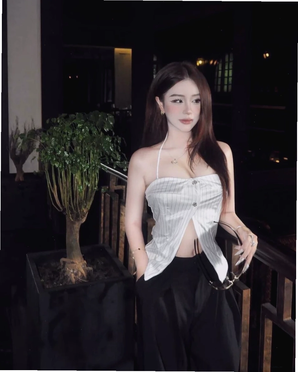 gái xinh mặc áo yếm cùng nón lá