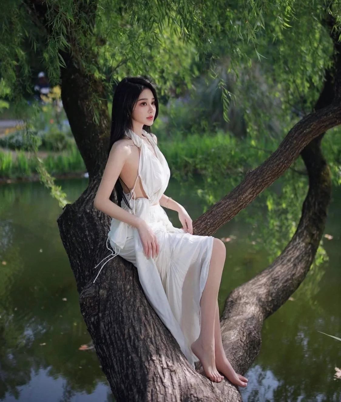 gái xinh mặc áo yếm đầy cuốn hút