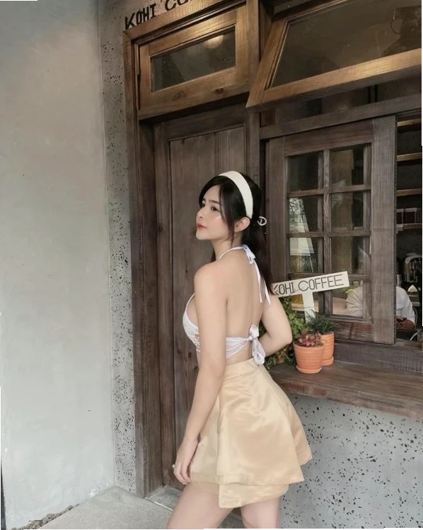 gái xinh mặc áo yếm khoe bờ vai thon