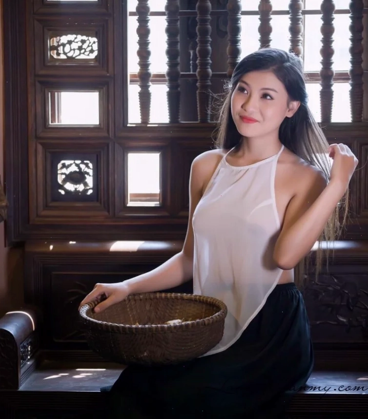 gái xinh mặc áo yếm khoe dáng đẹp