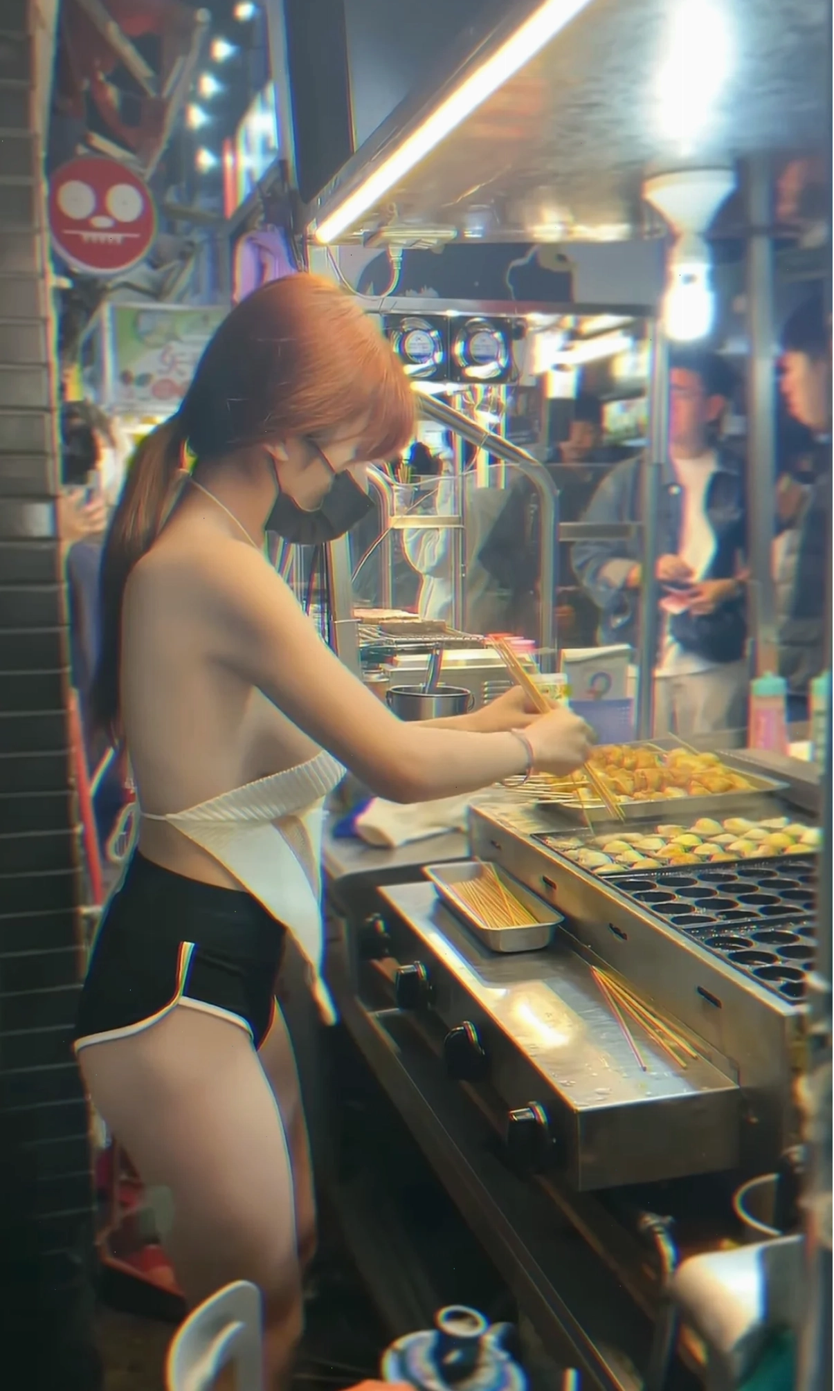 gái xinh mặc áo yếm nhìn xa xăm