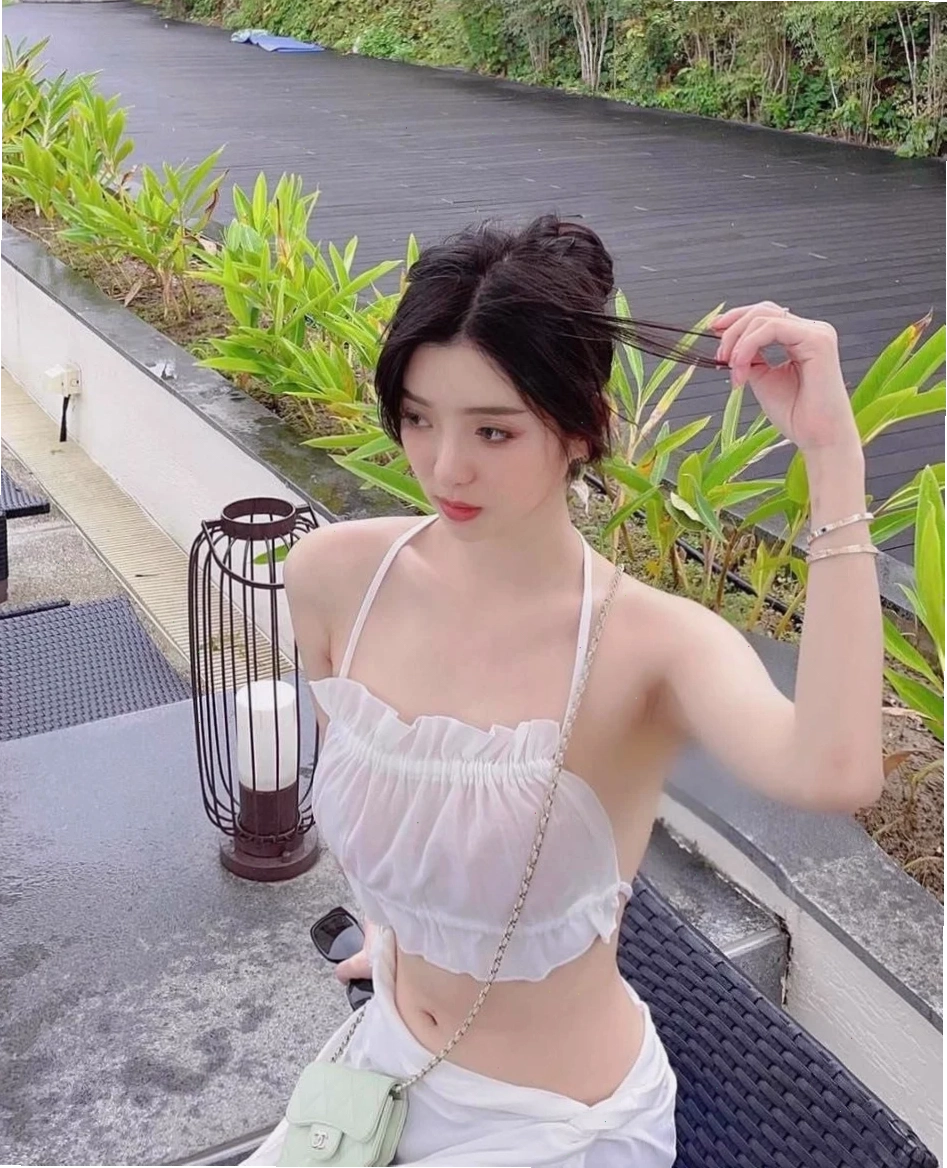 gái xinh mặc áo yếm tại đầm sen