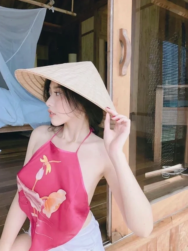 gái xinh mặc áo yếm tạo dáng chuyên nghiệp