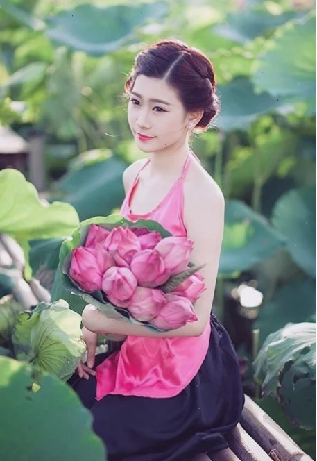 gái xinh mặc áo yếm trong không gian cổ xưa