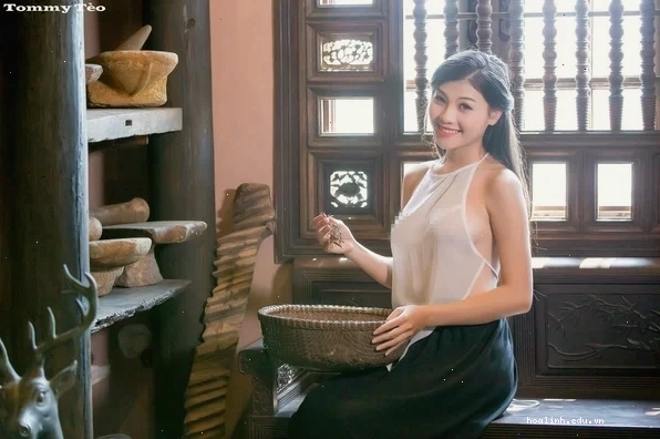 gái xinh mặc áo yếm với biểu cảm e ấp