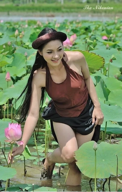 gái xinh mặc áo yếm với nụ cười tỏa nắng