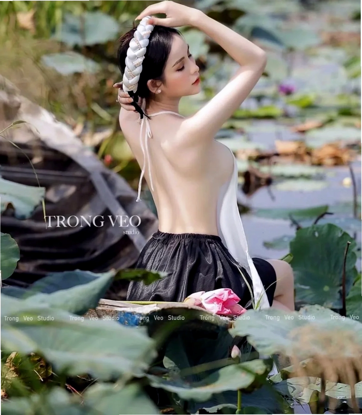 gái xinh mặc áo yếm với thần thái sang trọng