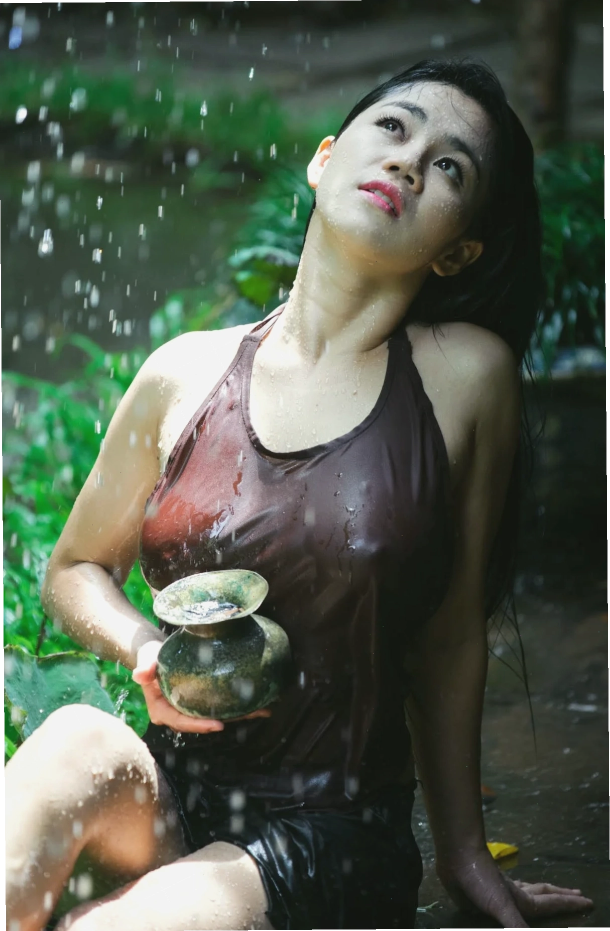 gái xinh mặc áo yếm với tone màu trầm