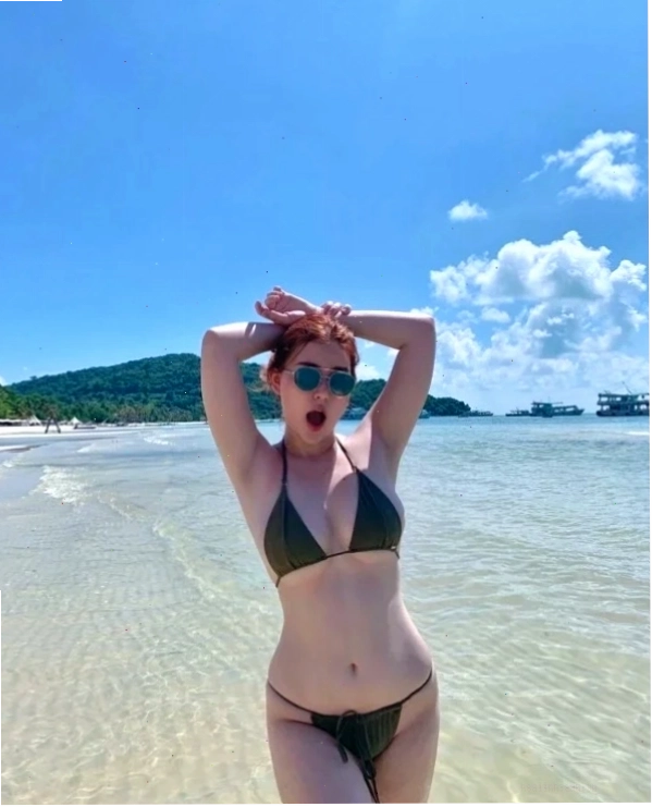 Bikini đen hiên nhà Gái xinh mặc bikini đen duỗi chân
