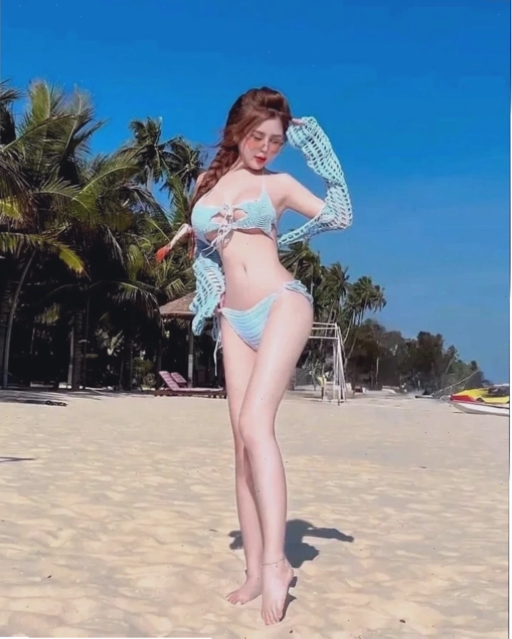 gái xinh mặc bikini đi biển bên dòng chữ cát