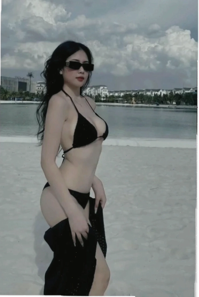 gái xinh mặc bikini đi biển bên hàng dừa