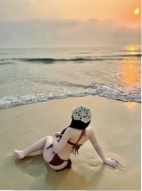 gái xinh mặc bikini đi biển cận mặt