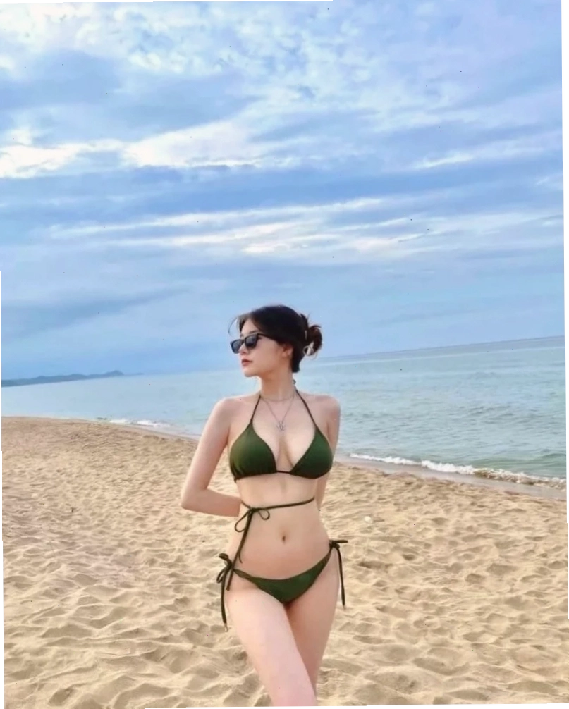 gái xinh mặc bikini đi biển dưới bóng cây