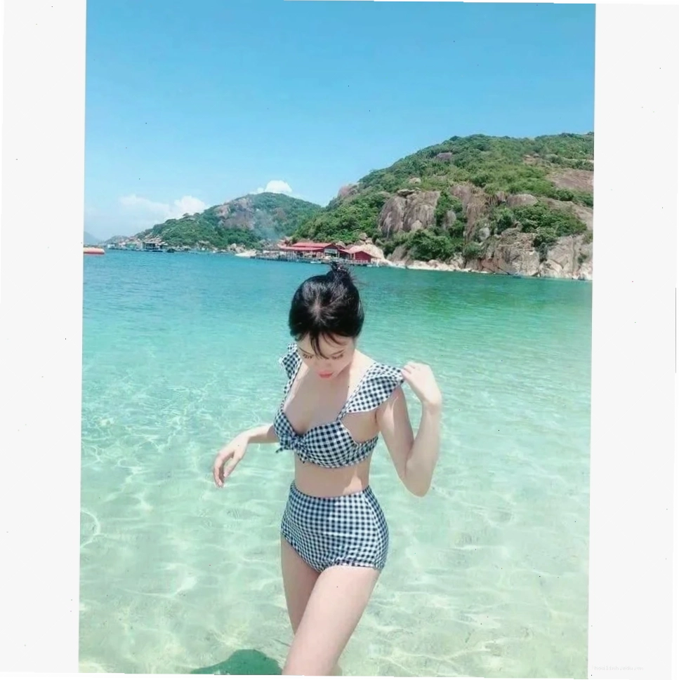 gái xinh mặc bikini đi biển dưới hoàng hôn