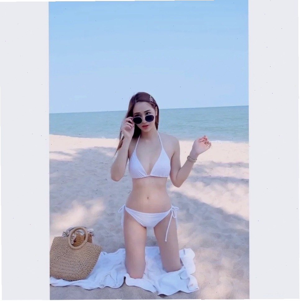 gái xinh mặc bikini đi biển mặc màu trắng