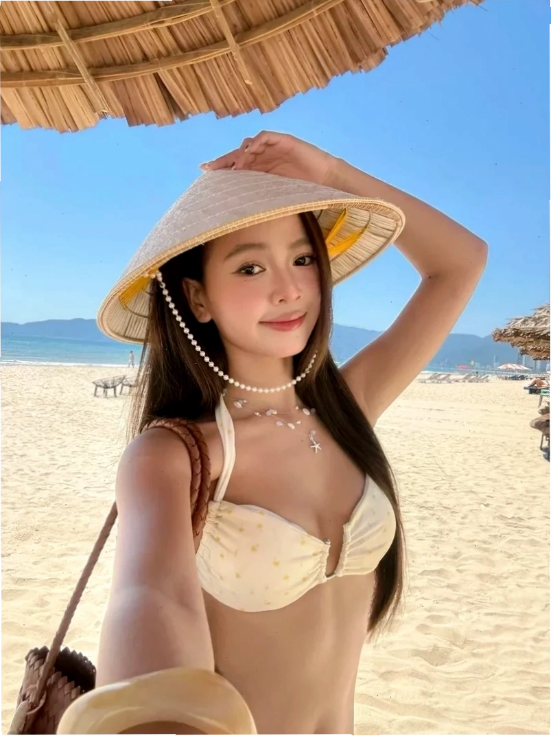 gái xinh mặc bikini đi biển nhảy múa