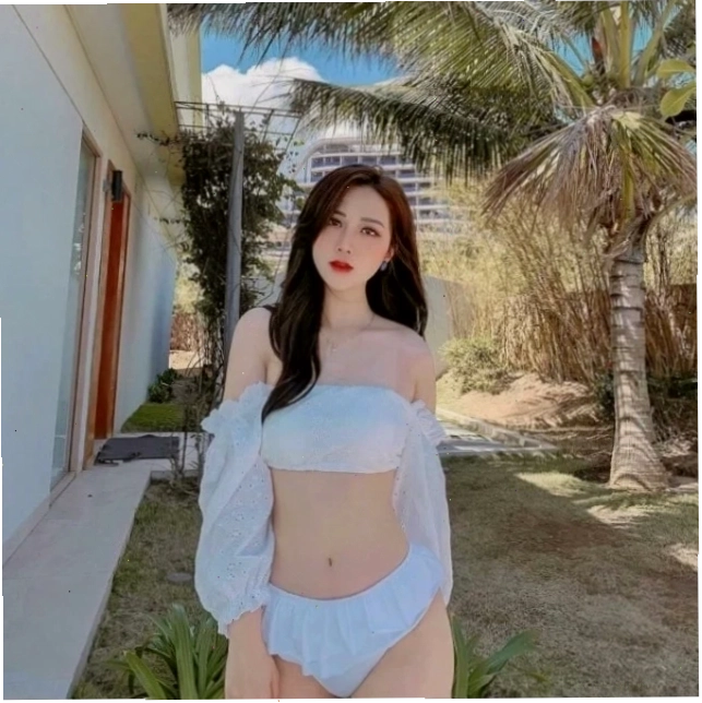 gái xinh mặc bikini đi biển tươi tắn