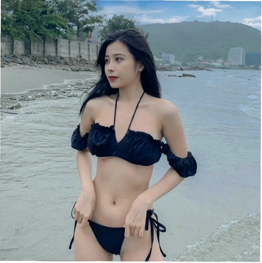 gái xinh mặc bikini đi biển với kính râm