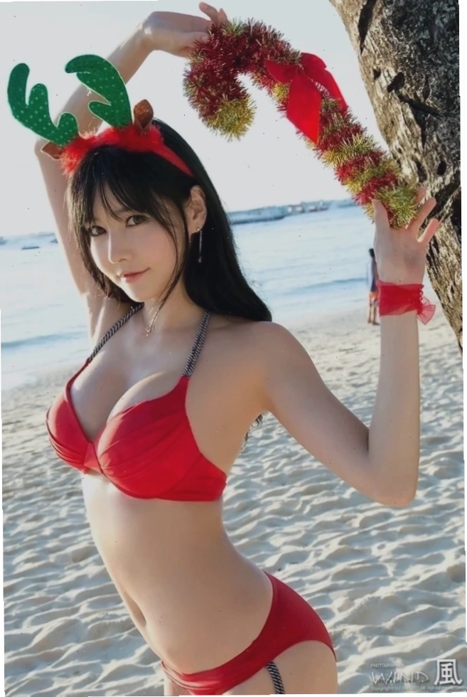 Thư giãn với bikini đỏ Gái xinh mặc bikini đỏ tạo dáng thư giãn bên hồ bơi