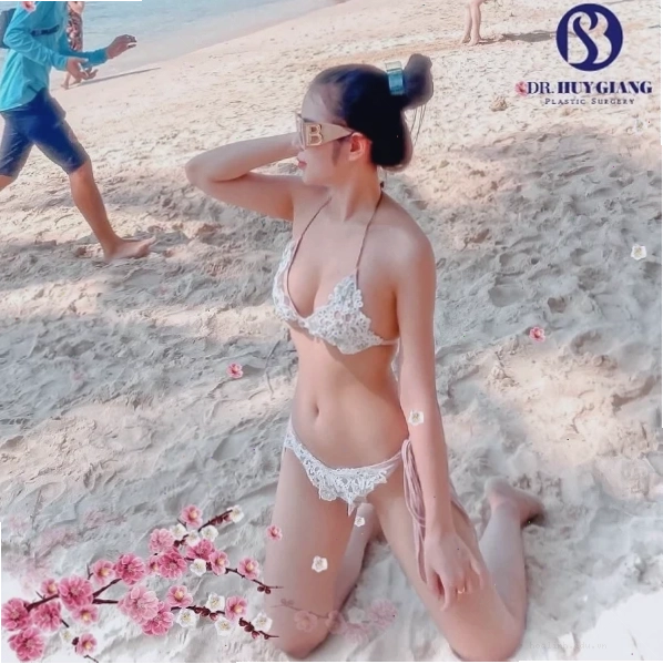 gái xinh mặc bikini hở hang bên vườn hoa