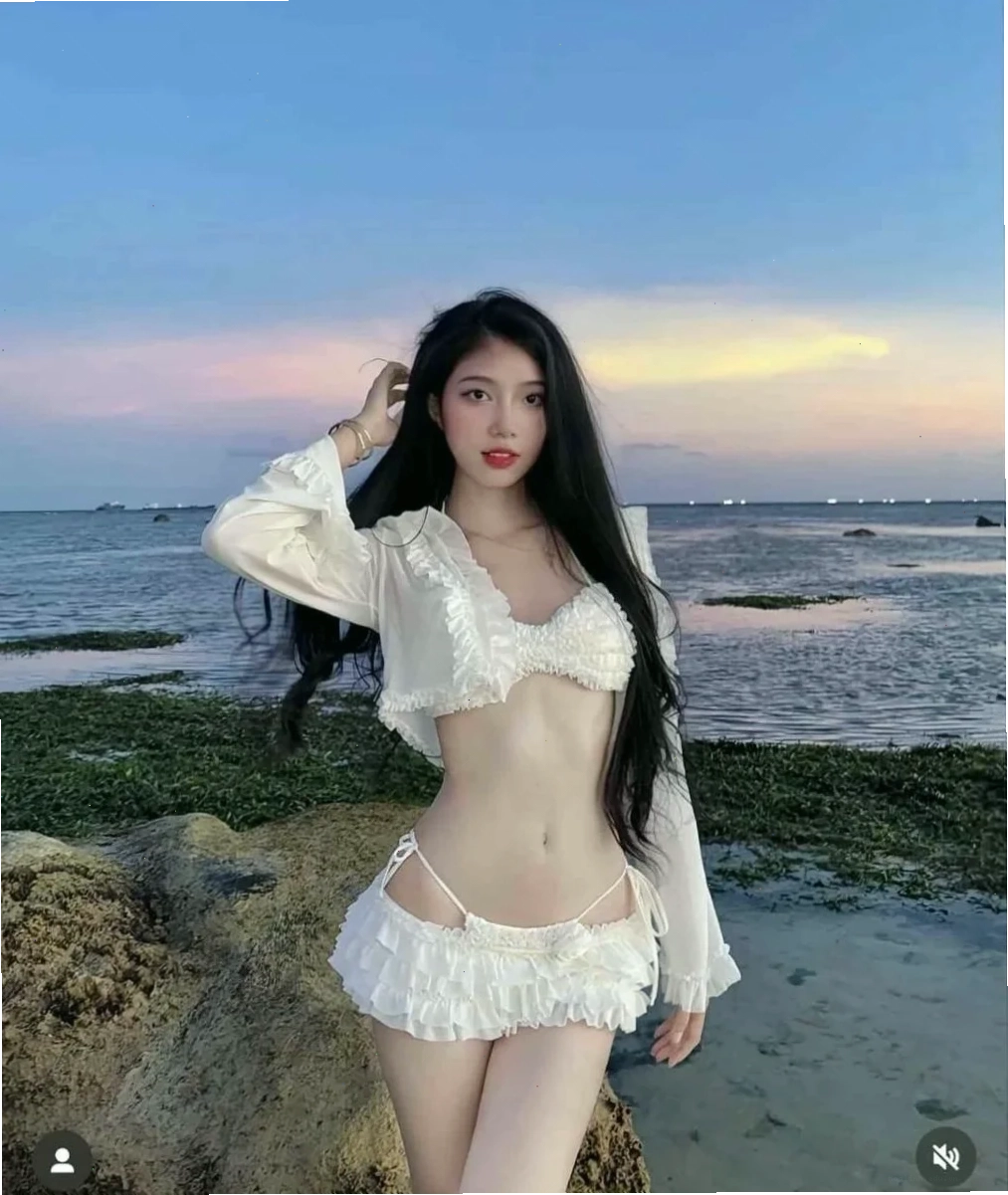 gái xinh mặc bikini hở hang tạo khối