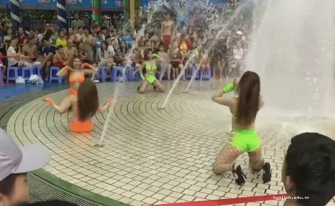 gái xinh mặc bikini nhảy trước đám đông