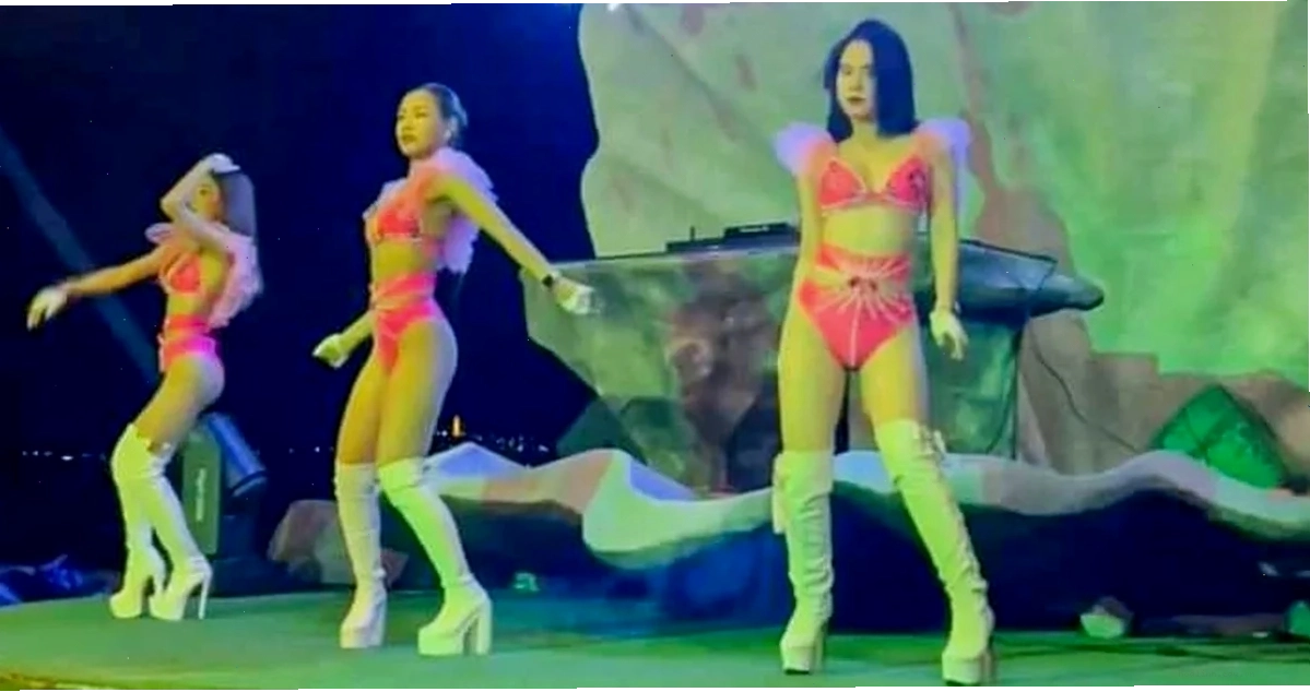 gái xinh mặc bikini nhảy trước đám đông