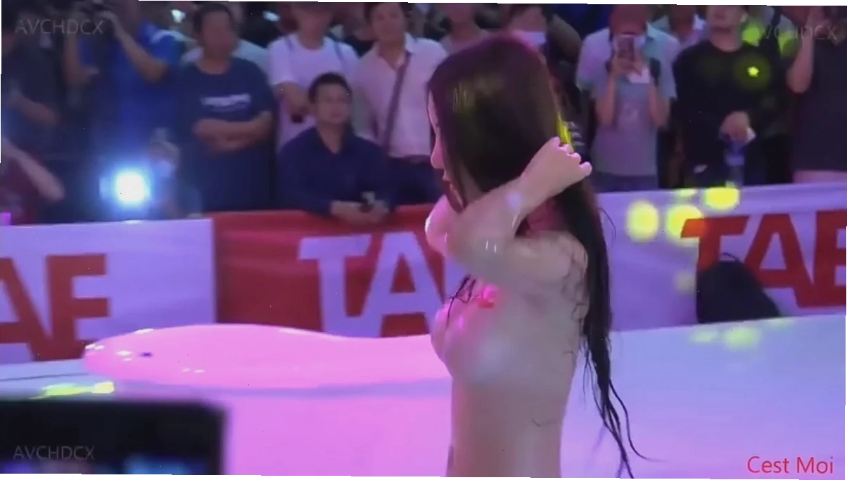 gái xinh mặc bikini nhảy trước đám đông