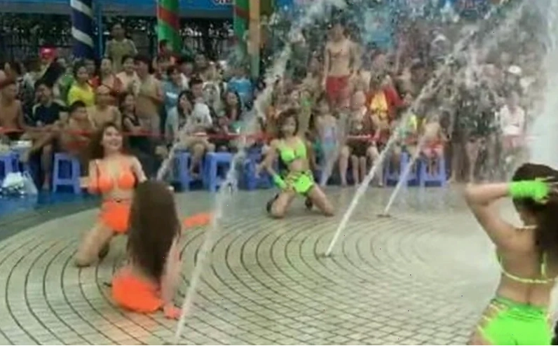 gái xinh mặc bikini nhảy trước đám đông