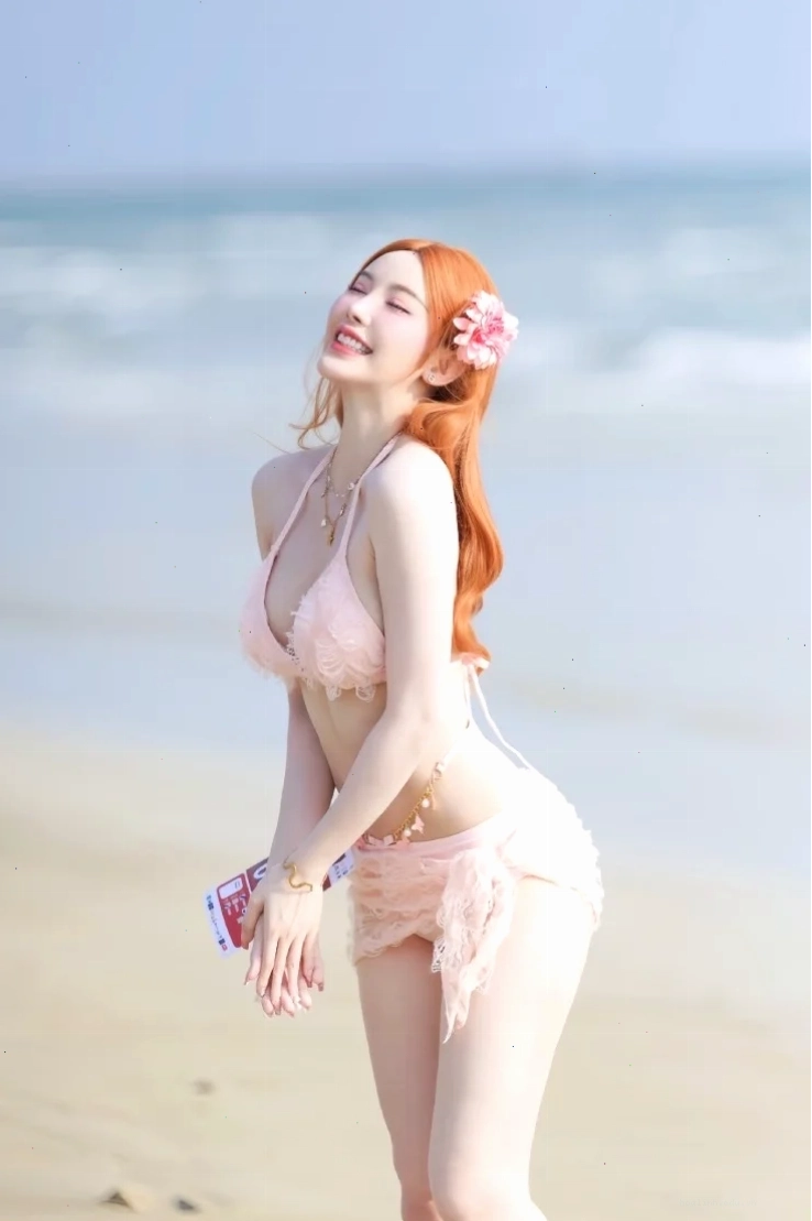 gái xinh mặc bikini nhảy trước đám đông