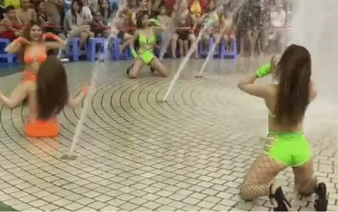 gái xinh mặc bikini nhảy trước đám đông