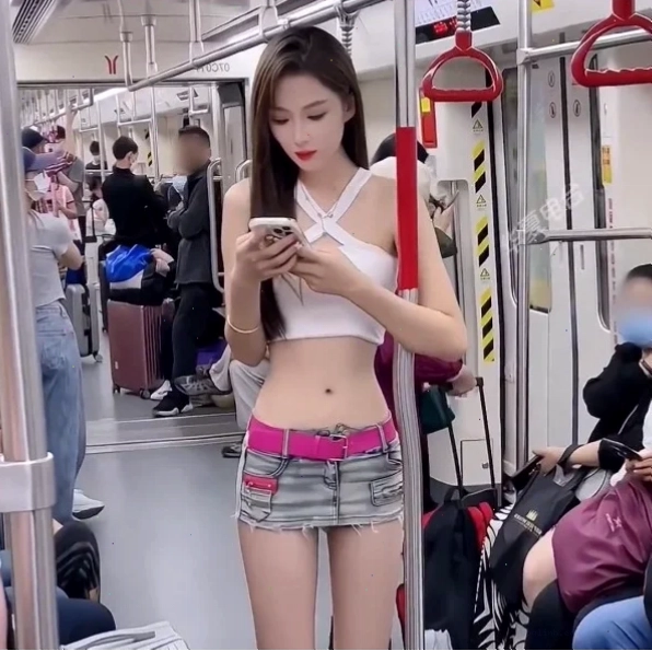 Gái xinh mặc croptop đầy năng động
