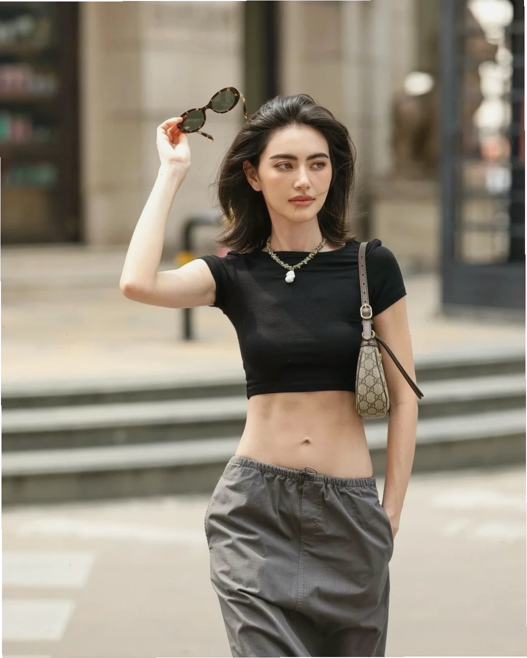 Gái xinh mặc croptop trẻ trung