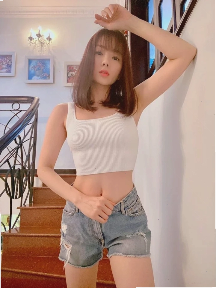 Gái xinh mặc croptop trong phòng tập