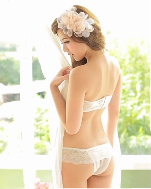 gái xinh mặc đồ lót ren với họa tiết hoa cầu kỳ