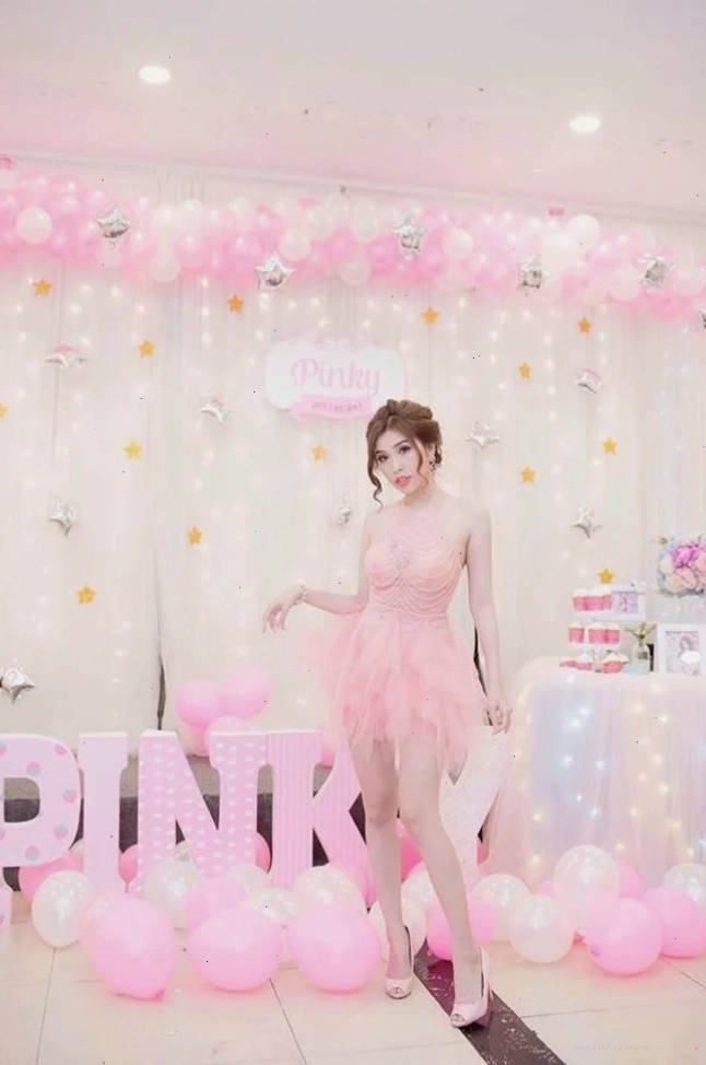 gái xinh mặc đồ pinky chụp selfie