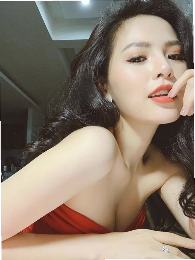 gái xinh mặc đồ pinky chụp tại studio