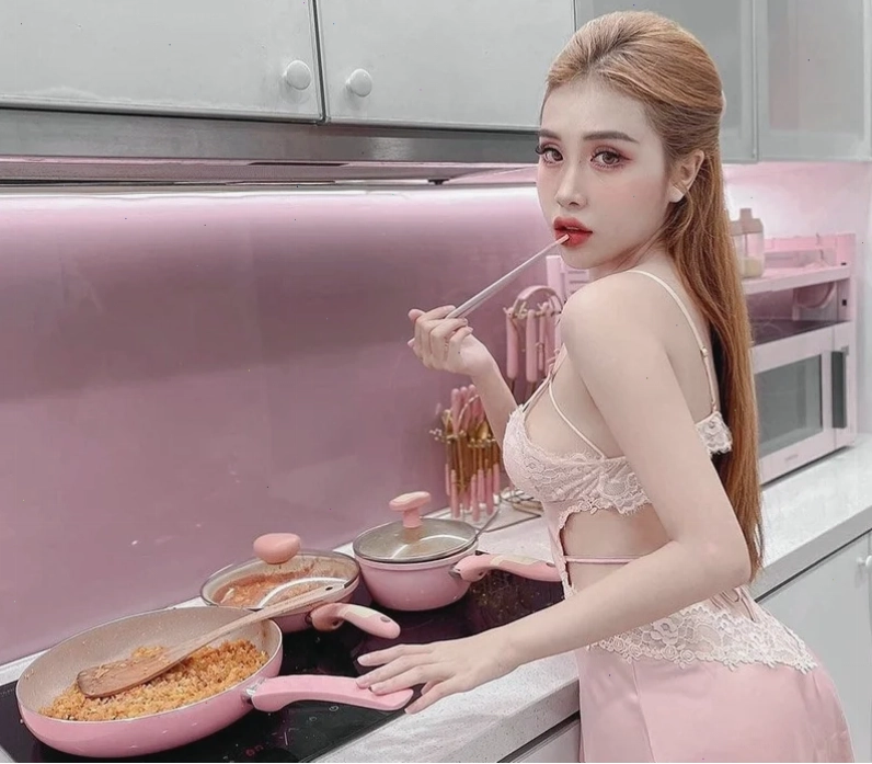 gái xinh mặc đồ pinky ngoài trời