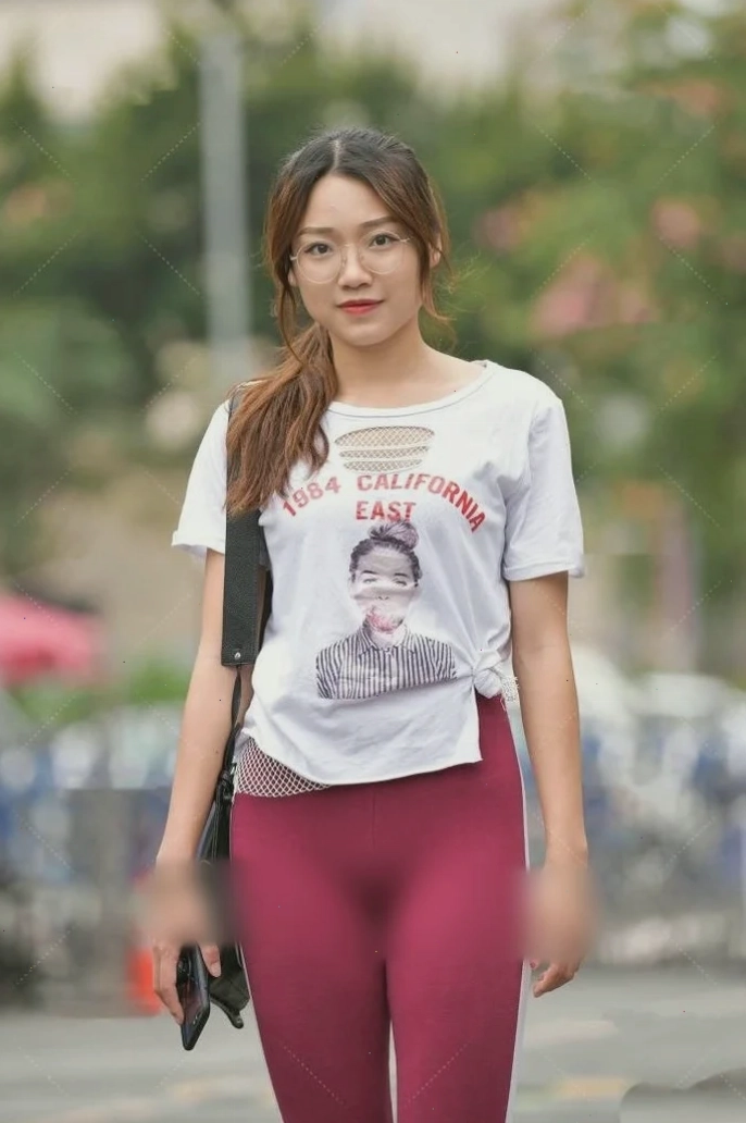 gái xinh mặc legging áo trắng
