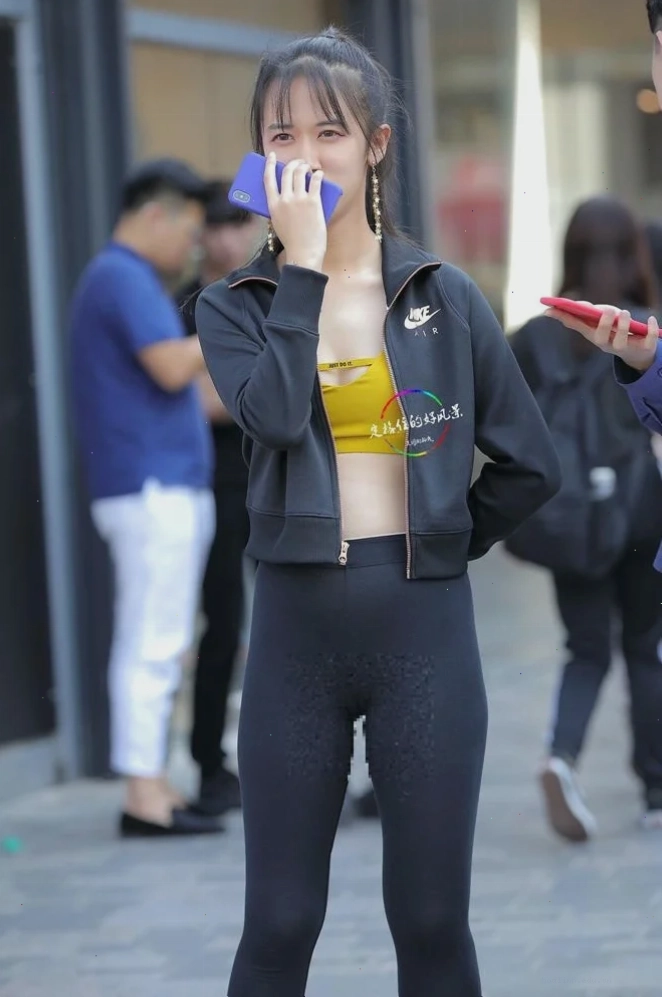 gái xinh mặc legging chạy bộ