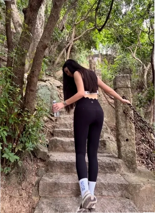gái xinh mặc legging dáng thể thao