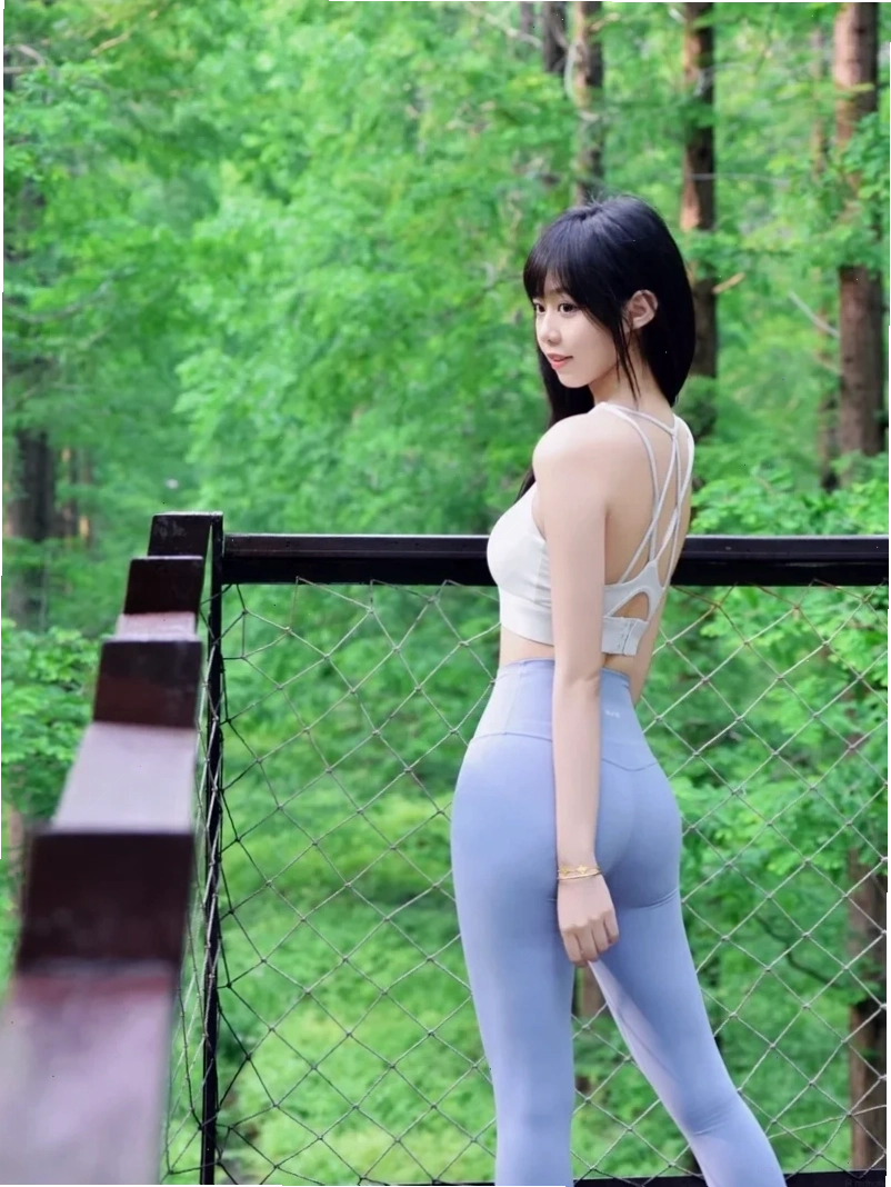 gái xinh mặc legging tại quán cà phê