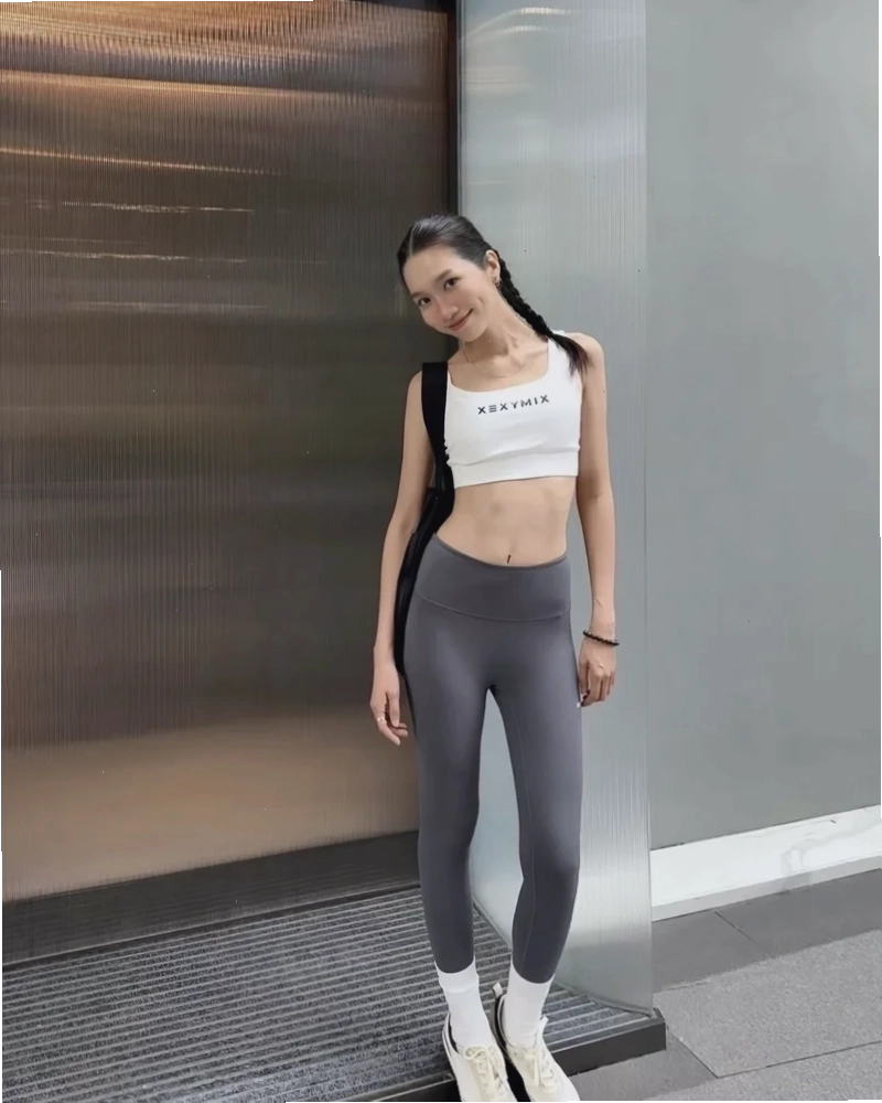gái xinh mặc legging tự tin